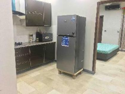 Brand New 2 Bed Apartment near Shaukat Khanum - image 9