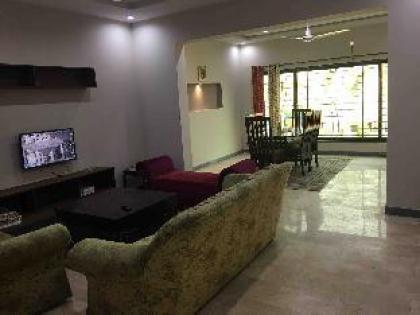 Spacious 2 Bed Apartment near Shaukat Khanum