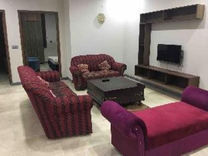 Spacious 2 Bed Apartment near Shaukat Khanum - image 11