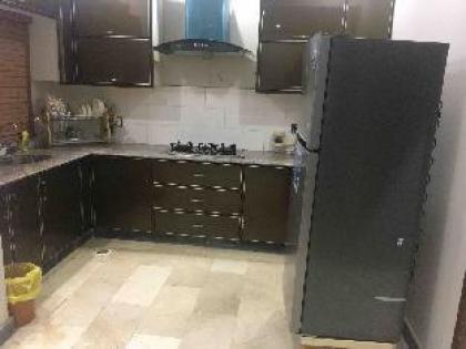 Spacious 2 Bed Apartment near Shaukat Khanum - image 18