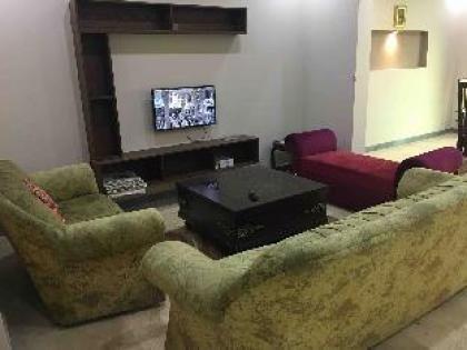 Spacious 2 Bed Apartment near Shaukat Khanum - image 3