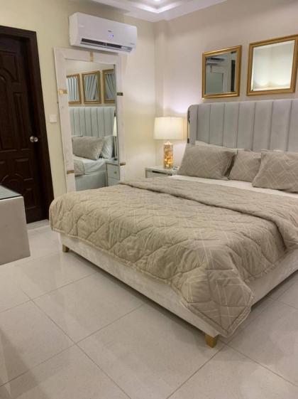 1 Bedroom Apartment Designer Furnished Diamount-10 - image 13