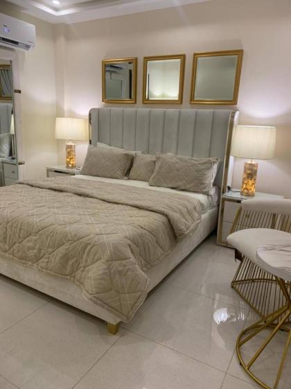 1 Bedroom Apartment Designer Furnished Diamount-10 - image 3