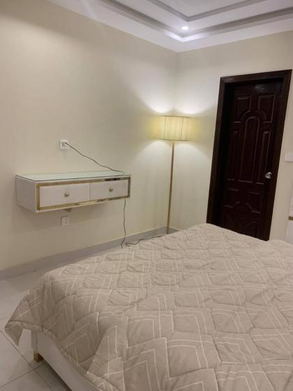 1 Bedroom Apartment Designer Furnished Diamount-10 - image 4