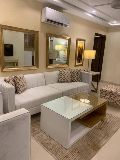 1 Bedroom Apartment Designer Furnished Diamount-10 - image 5
