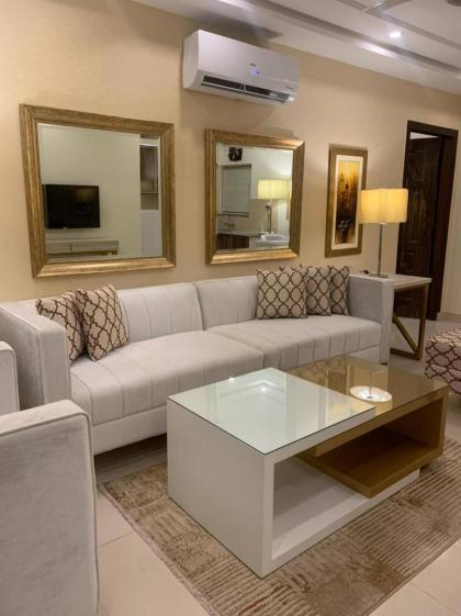 1 Bedroom Apartment Designer Furnished Diamount-10 - image 7