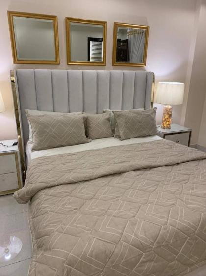 1 Bedroom Apartment Designer Furnished Diamount-10 - image 8