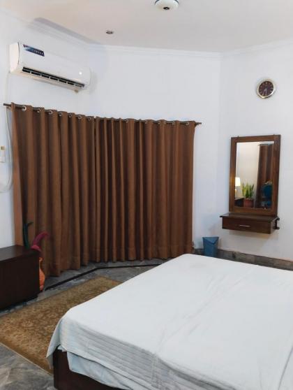 1 Kanal Entire House with 4 Bedrooms - image 25