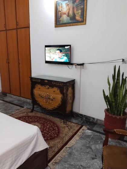 1 Kanal Entire House with 4 Bedrooms - image 28