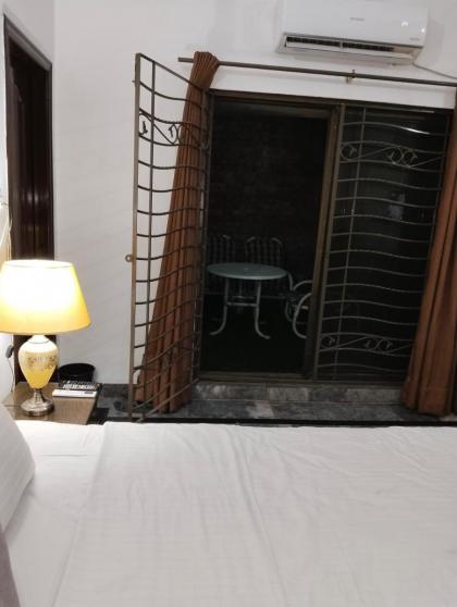 1 Kanal Entire House with 4 Bedrooms - image 30