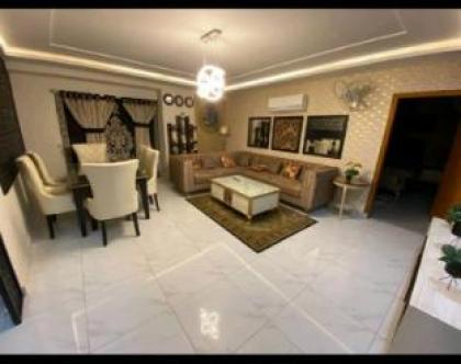 Lovely 1-bedroom  apartment free wifi & parking.