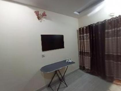 New 5BR Family House at Prime Location of Lahore - image 8