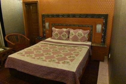 Safari Hotel Upper Mall - image 3