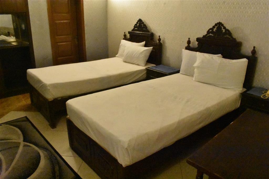 Safari Hotel Upper Mall - image 4