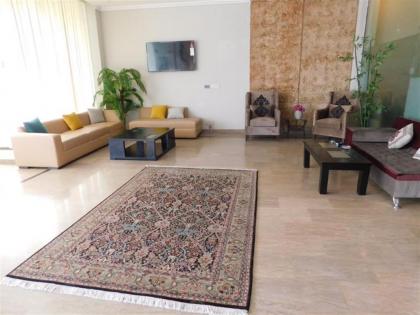 Baverly Inn Hotel - image 2
