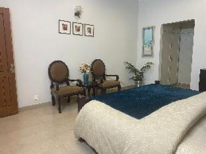 Cheerful 2-Bedroom Home Upper Portion with Parking - image 8