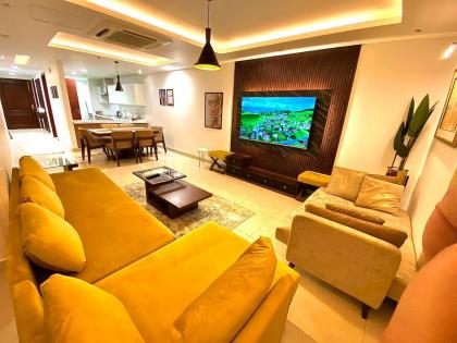 Sky Vista Apartments in Gold Crest Mall DHA - Skyline Views - image 2