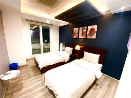 Sky Vista Apartments in Gold Crest Mall DHA - Skyline Views - image 18