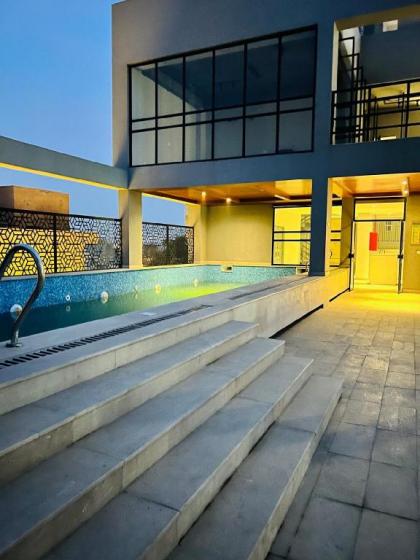 One Bedroom Luxury Apartment 1 Bed - image 4