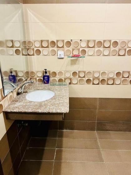 Luxury Apartments Available - image 13