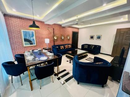 Luxury Apartments Available - image 9