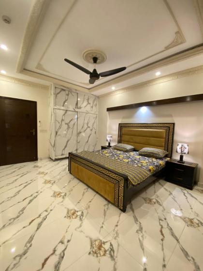Serviced 4 BHK Holiday Home in DHA 9 Town - image 10