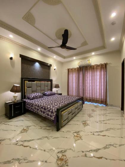 Serviced 4 BHK Holiday Home in DHA 9 Town - image 12