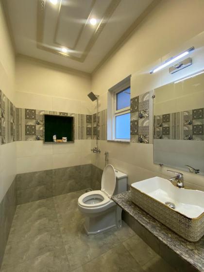 Serviced 4 BHK Holiday Home in DHA 9 Town - image 13
