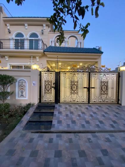 Serviced 4 BHK Holiday Home in DHA 9 Town - image 15