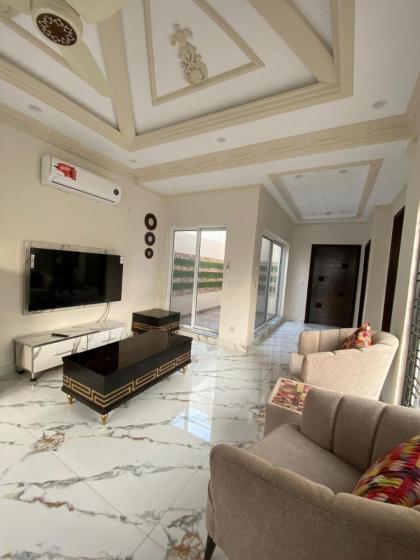 Serviced 4 BHK Holiday Home in DHA 9 Town - image 17