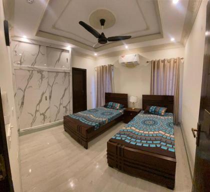 Serviced 4 BHK Holiday Home in DHA 9 Town - image 2