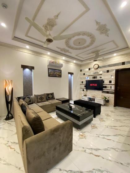 Serviced 4 BHK Holiday Home in DHA 9 Town - image 5