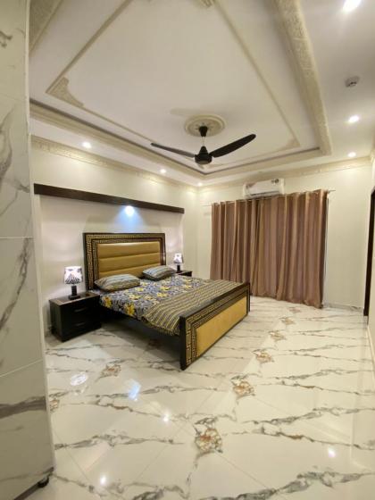 Serviced 4 BHK Holiday Home in DHA 9 Town - image 9