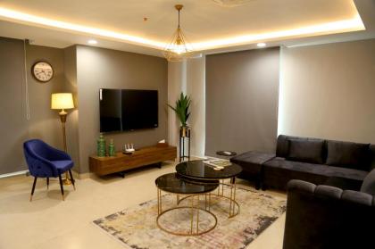 Penthouse 3-Bed Apartment with Skyline Views DHA - image 10