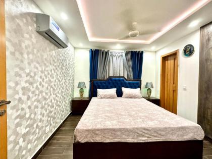 Luxury Apartment in Lahore near Gulberg - image 13