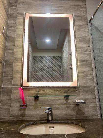 Modern 3 Bed Villa in DHA - image 15