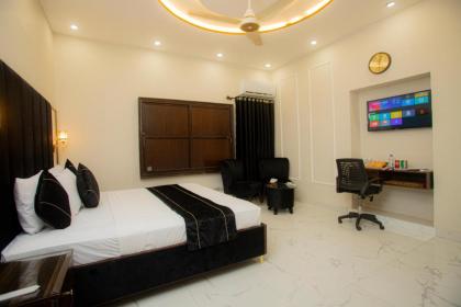 Hotel white season Gulberg - image 4