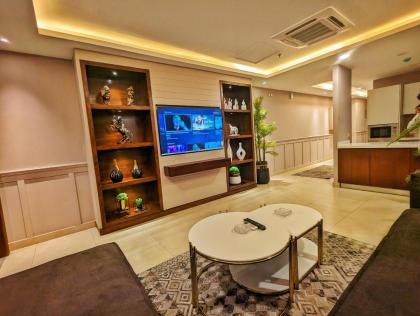 Elegant Single-Bed Suite - image 10
