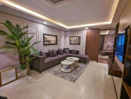 Elegant Single-Bed Suite - image 11