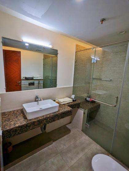 Elegant Single-Bed Suite - image 14