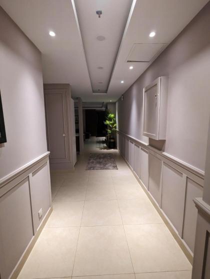 Elegant Single-Bed Suite - image 17