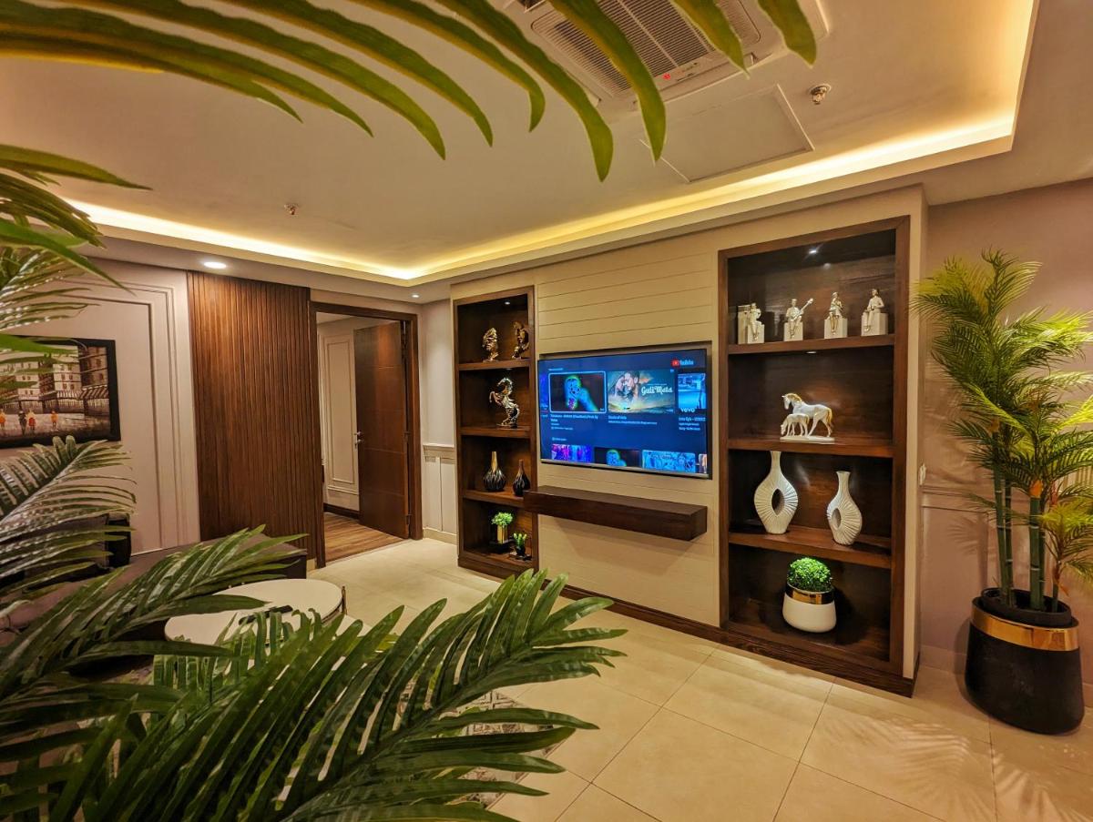 Elegant Single-Bed Suite - image 3