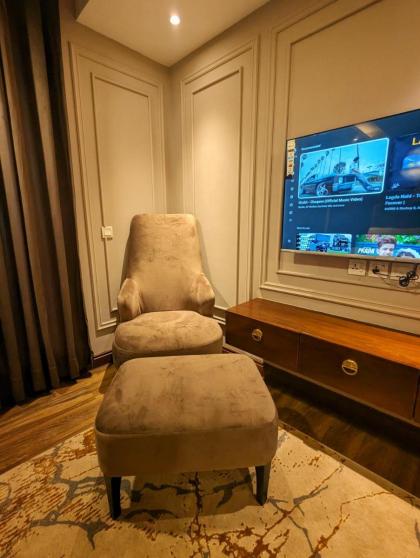 Elegant Single-Bed Suite - image 6