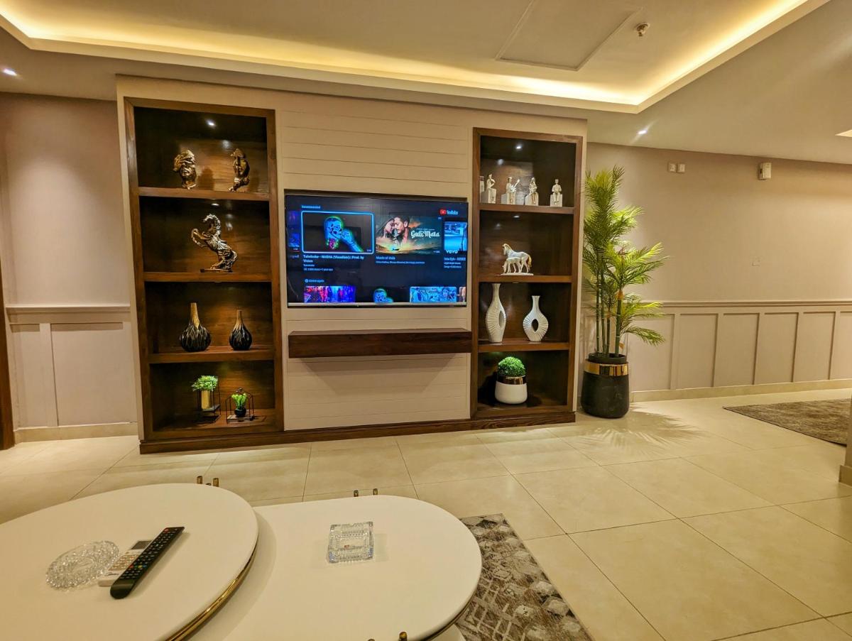 Elegant Single-Bed Suite - image 7