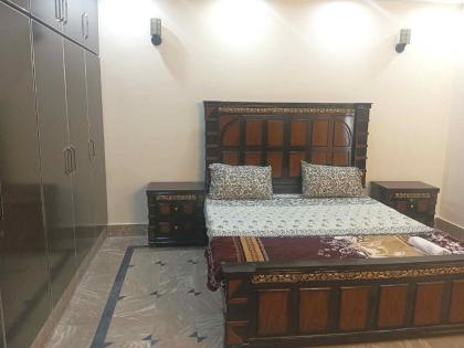 Deluxe Spacious Bedroom in 5 Star Guest House - image 2