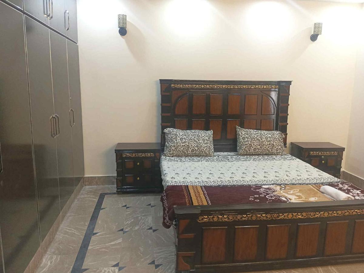 Deluxe Spacious Bedroom in 5 Star Guest House - image 2
