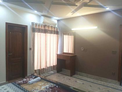 Deluxe Spacious Bedroom in 5 Star Guest House - image 3