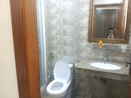 Deluxe Spacious Bedroom in 5 Star Guest House - image 4