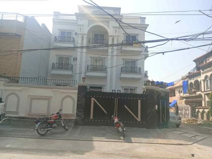 Deluxe Spacious Bedroom in 5 Star Guest House - image 8