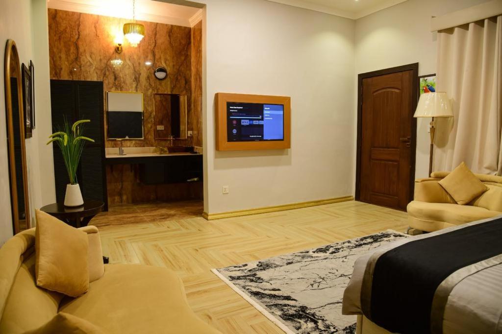 Swan Suites - image 5